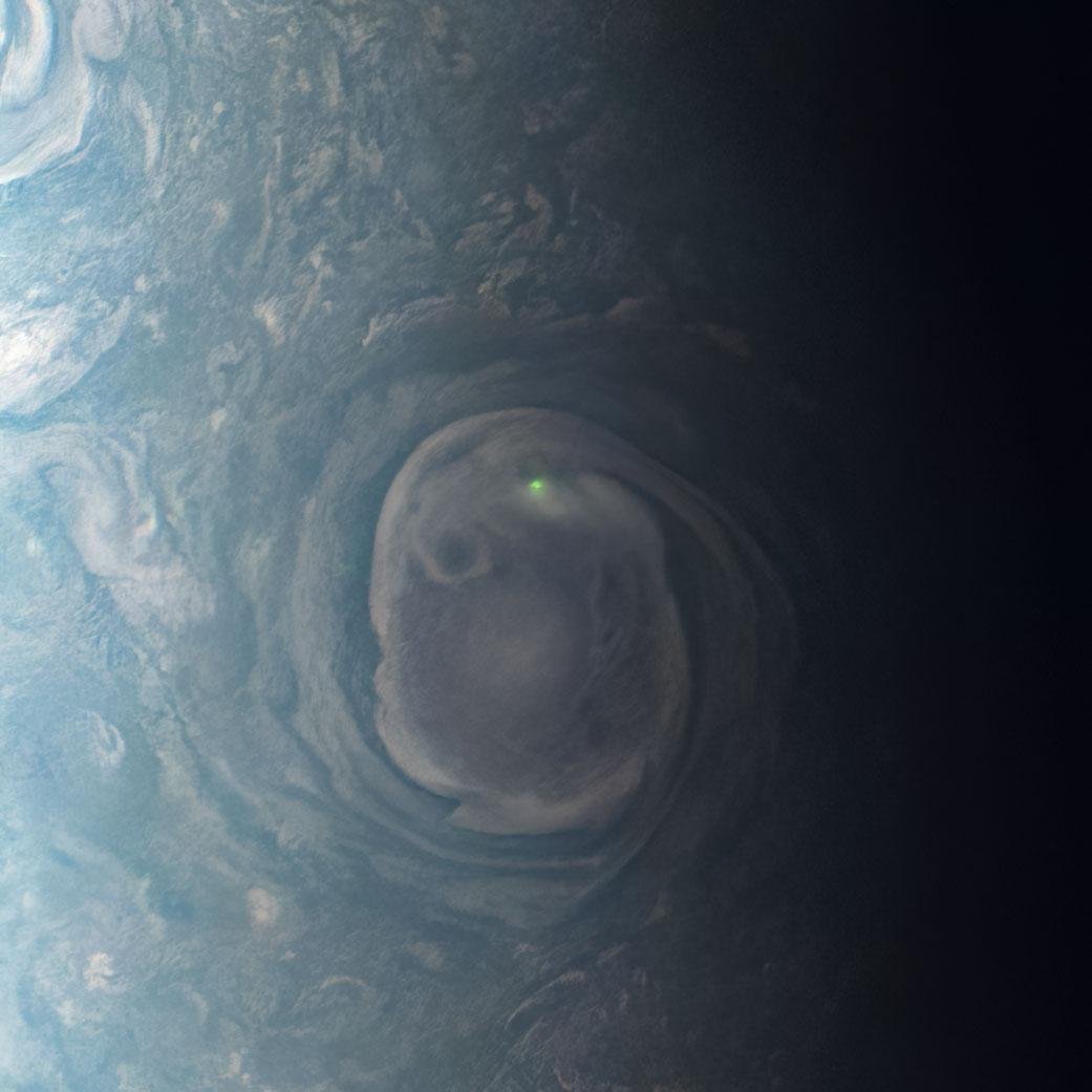 Está vendo aquele ponto verde na imagem? Provavelmente, ele é um relâmpago. Reprodução: NASA