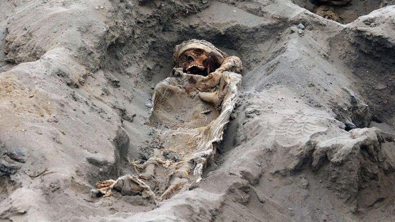 Ossada de criança chimú encontrada no Peru. Reprodução: AFP