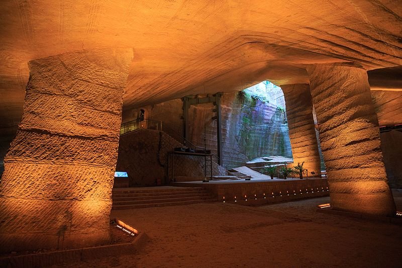 Cavernas estão atualmente iluminadas, permitindo a visita de interessados. (Fonte: Zhangzhugang/Wikimedia)