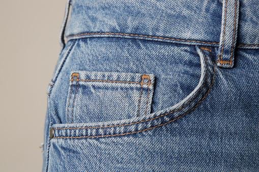 No passado, ausência dos rebites de cobre comprometia a durabilidade das calças jeans. (Fonte: GettyImages)