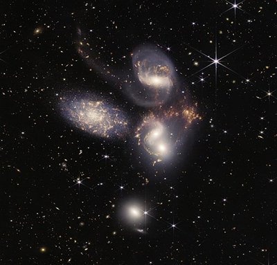 O James Webb registrou em maiores detalhes o curioso aglomerado de galáxias conhecido como Quinteto de Stephan (Fonte: NASA/Wikimedia Commons)