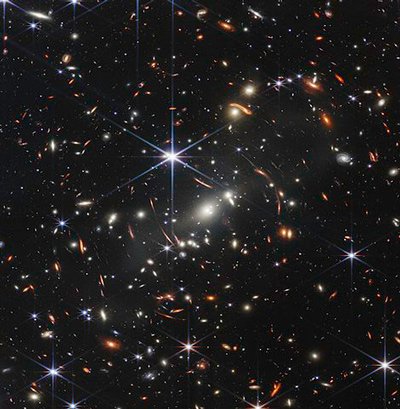 Em sua primeiríssima imagem divulgada, o James Webb mostrou em grandes detalhes diversas galáxias até então desconhecidas (Fonte: NASA/Wikimedia Commons)