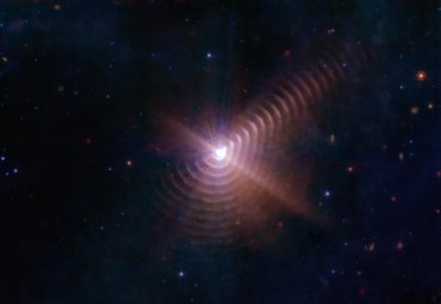 O James Webb registrou o efeito dos ventos estelares em nuvens de poeira, criando anéis em volta de uma estrela Wolf-Rayet conhecida como WR 40 (Fonte: JPL-Caltech/NASA)