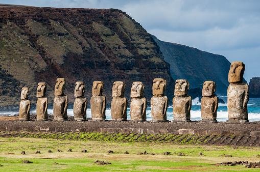 Estátuas Moai vêm sendo restauradas e reerguidas na Ilha de Páscoa (Fonte: Getty Images)