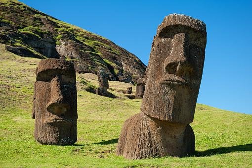 Por muitos anos, acreditava-se que os Moai teriam sido criados como parte de uma briga entre tribos de Rapa Nui (Fonte: Getty Images)
