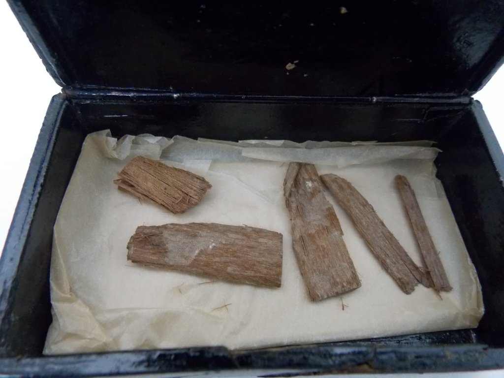 Artefato estava escondido em caixa de charuto que tinha a bandeira do Egito ilustrada em sua tampa. (Fonte: Universidade de Aberdeen/Reprodução)