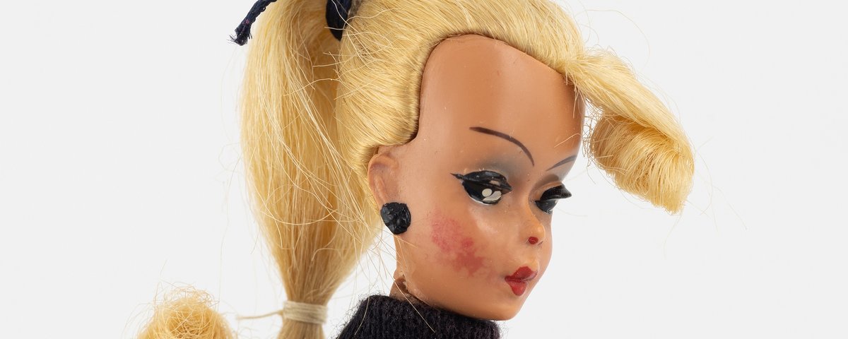 Aprendendo a se maquiar com a Barbie! Barbie em português. Vídeos para  meninas 