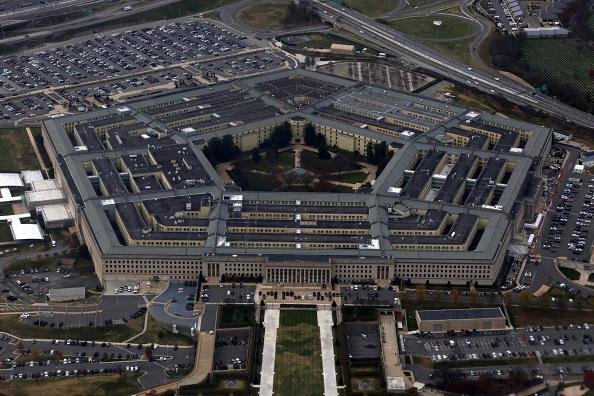 O Pentágono, sede do Departamento de Defesa dos Estados Unidos, nega alegações sobre OVNIs, alienígenas e programas de engenharia reversa de tecnologia extraterrestre (Fonte: Getty Images/Reprodução)