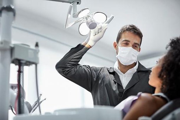 A ozonioterapia já é comum em consultórios odontológicos, mas sem eficácia comprovada em tratamentos. (Fonte: GettyImages)