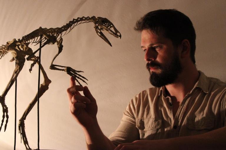 O paleontólogo Rodrigo Müller liderou pesquisa sobre nova espécie de réptil do período triássico descoberta no Brasil (Fonte: CAPPA/UFSM/Reprodução)
