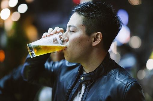 40% dos descendentes de asiáticos possuem mutação genética que provoca intolerância ao álcool. (Fonte: Getty Images/Reprodução)