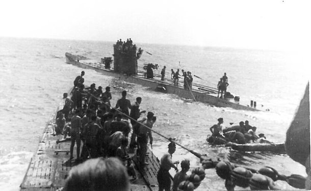 U-507 (ao fundo) foi o responsável por mais de 600 mortes no litoral nordestino. (Fonte: Wikimedia Commons / Divulgação)