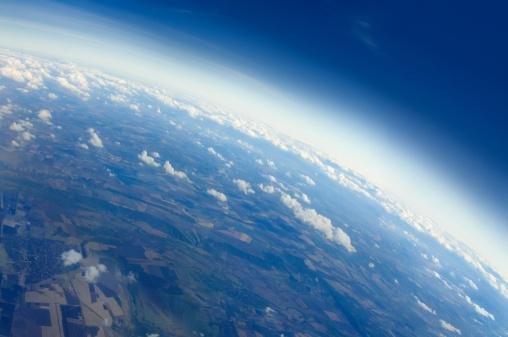 Quanto maior a altitude, mais rarefeito é o ar e maiores são as chances de ser queimado pelo atrito da atmosfera (Fonte: Getty Images/Reprodução)