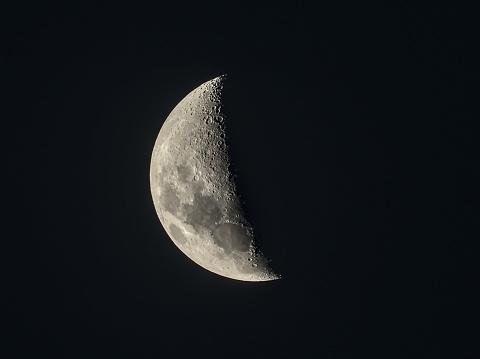 O lado oculto da Lua tem crateras totalmente escondidas da luz solar que podem conter água em estado sólido (Fonte: Getty Images/Reprodução)