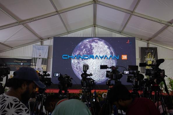 Sonda indiana Chandrayaan-3 fez história ao pousar no polo sul da Lua, localizado na face oculta do satélite natural (Fonte: Getty Images/Reprodução)