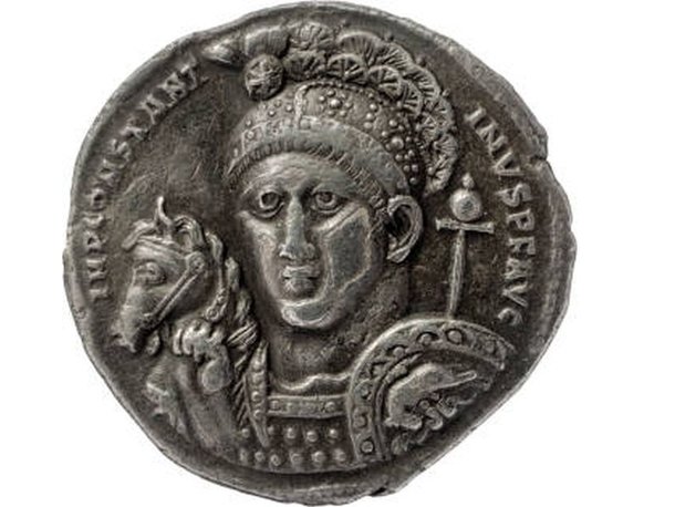Moeda com representação de Constantino e seu elmo. (Foto: Wikimedia Commons)