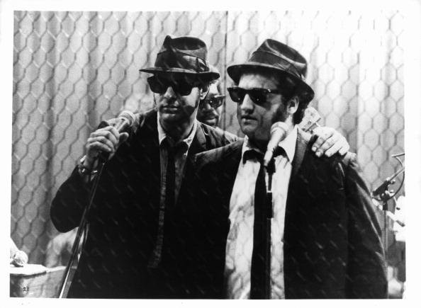 Dan Aykroyd (esq.) e John Belushi (dir.) em The Blues Brothers. (Fonte: GettyImages / Reprodução)