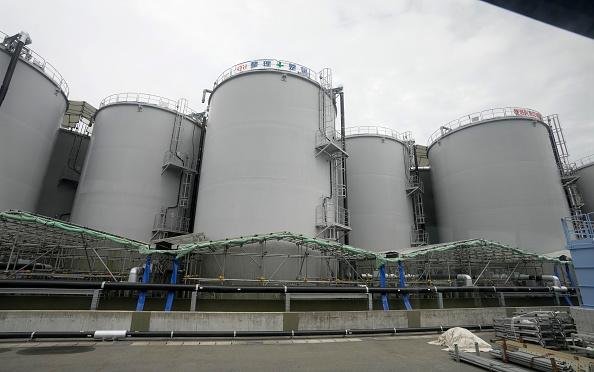 Água contaminada com trítio vem sendo tratada e mantida em mais de mil tanques na usina de Fukushima (Fonte: Getty Images/Reprodução)