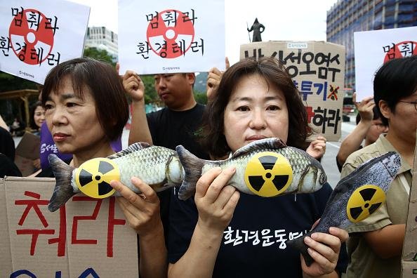 Manifestações contra a liberação de água contaminada no Oceano Pacífico vêm acontecendo na Coreia do Sul e até mesmo no Japão (Fonte: Getty Images/Reprodução)