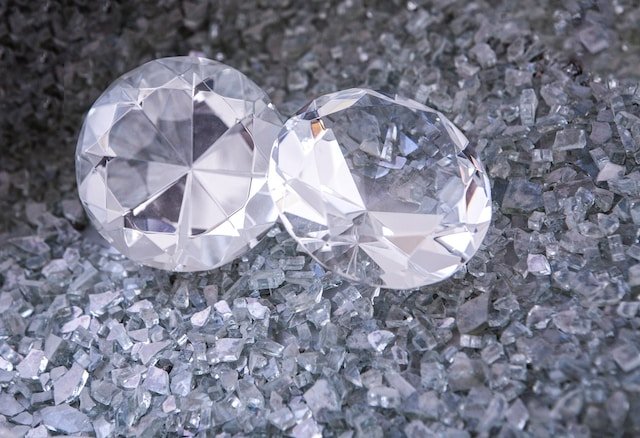 Antes de virar joia, o diamante faz uma longa viagem pelas camadas da Terra. (Foto: Unsplash)