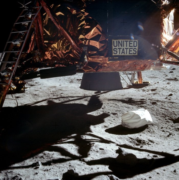 Saco de dejetos humanos na Lua. (Fonte: NASA/Divulgação)