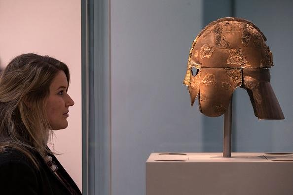 Sutton Hoo Helmet em esposição. (Fonte: GettyImages/Reprodução)