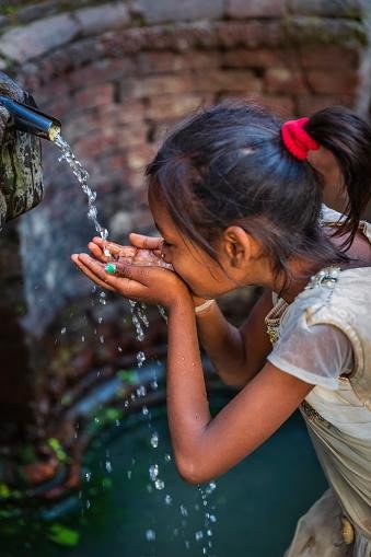 Criança bebendo água em um hiti