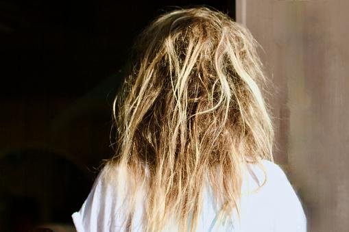 Dormir de cabelo molhado prejudica a saúde dos fios. (Fonte: GettyImages/Reprodução)