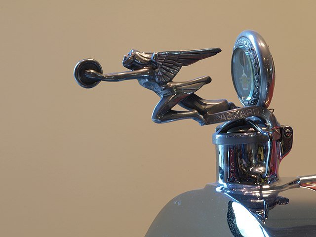 Termômetro da Boyce Motor Meter adornado por uma escultura num modelo Packard Six de 1926. (Fonte: GettyImages/Reprodução)
