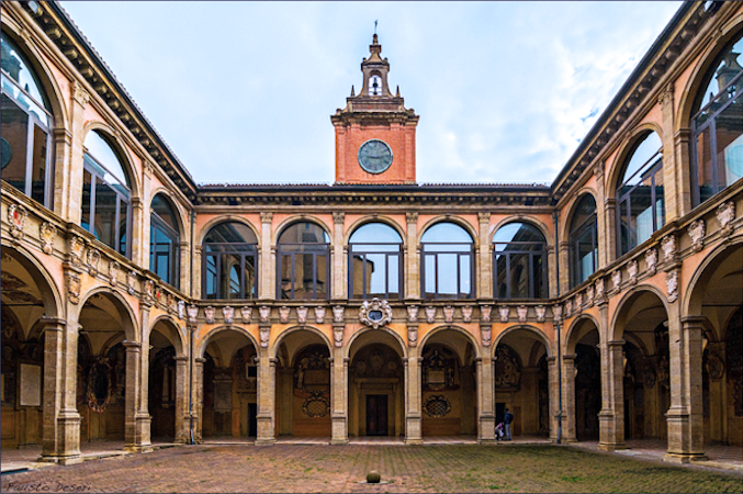 Universidade de Bolonha, na Itália, em funcionamento desde 1088. (Fonte: Wikimedia Commons)