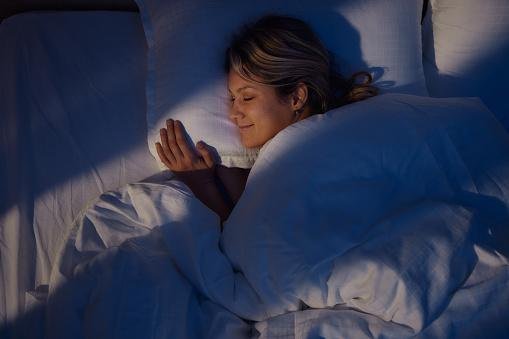 Gargalhada é forte aliada para uma boa noite de sono. (Fonte: Getty Images)