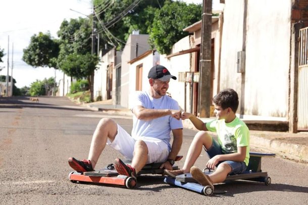 Carrinho de rolimã era brincadeira que costumava unir pais e filhos.