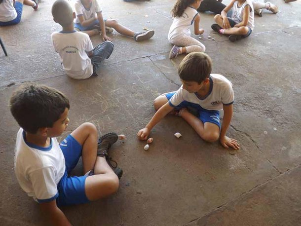 5 Marias é uma atividade geralmente ensinada em escolas.