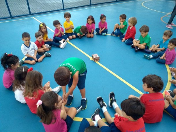 Passa anel é uma brincadeira para crianças de todas as idades.