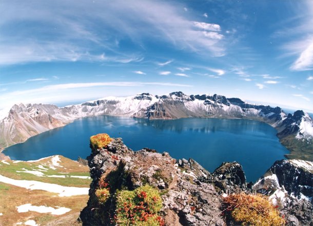 Lago Tianchi, na fronteira entre China e Córeia do Norte. (Fonte: WikimediaCommons/Reprodução)