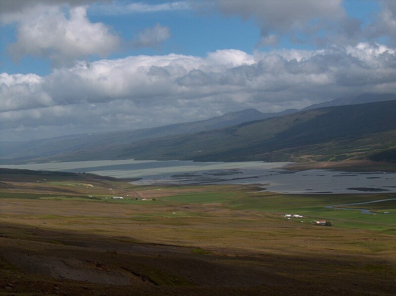 Lago Lagarfljót, onde teria aparecido Skrimsl . (Fonte: WikimediaCommons/Reprodução)
