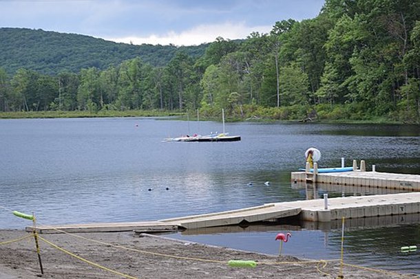 No-Be-Bo-Sco é o nome real do Acampamento Crystal Lake. (Fonte: Wikimedia Commons/Reprodução)