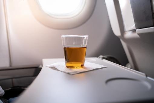 Bebidas alcoólicas no voo aumentam o risco de desidratação. (Fonte: GettyImages/Reprodução)
