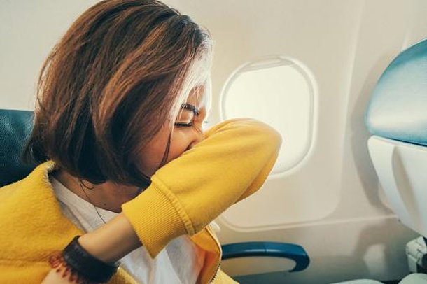 Não esqueça o álcool gel e a máscara. (Fonte: GettyImages/Reprodução)