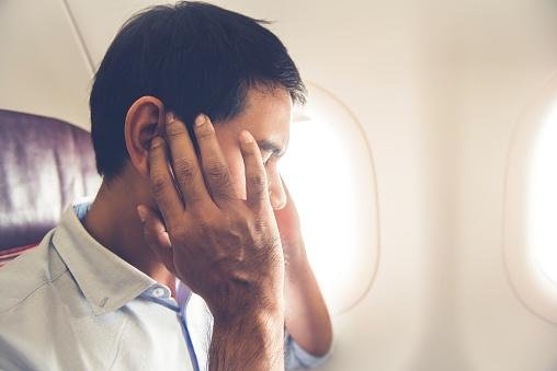 Dor de cabeça e náuseas são comuns em voos. (Fonte: GettyImages/Reprodução)