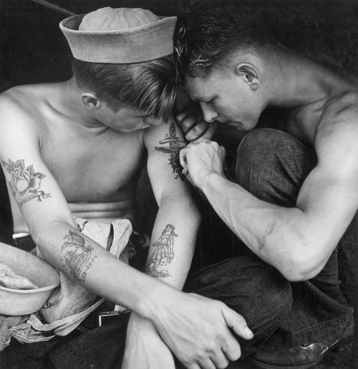 Marinheiro sendo tatuado. (Fonte: Wikimedia Commons)