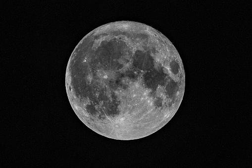Massa que formou a Lua se desprendeu da Terra há cerca de 4,5 bilhões de ano. (Fonte: GettyImage/Reprodução)