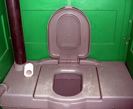 Visão interna de um banheiro portátil. (Fonte: Wikimedia Commons/Reprodução)