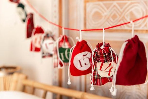 Saquinhos numerados ou calendários ajudam a fazer a contagem regressiva até o Natal. (Fonte: Getty Images)