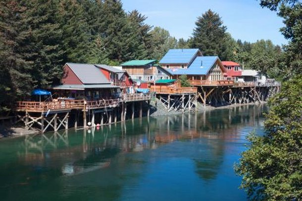 As casas em Seldovia ficam sobre palafitas para se protegerem da água que pode subir rapidamente durante um tsunami. (Fonte: Getty Images / Reprodução)