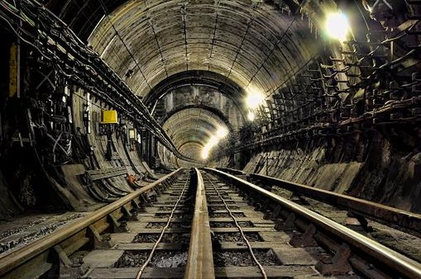 Londres também esconde seus túneis misteriosos que carregam segredos de séculos. (Fonte: GettyImages/ Reprodução)