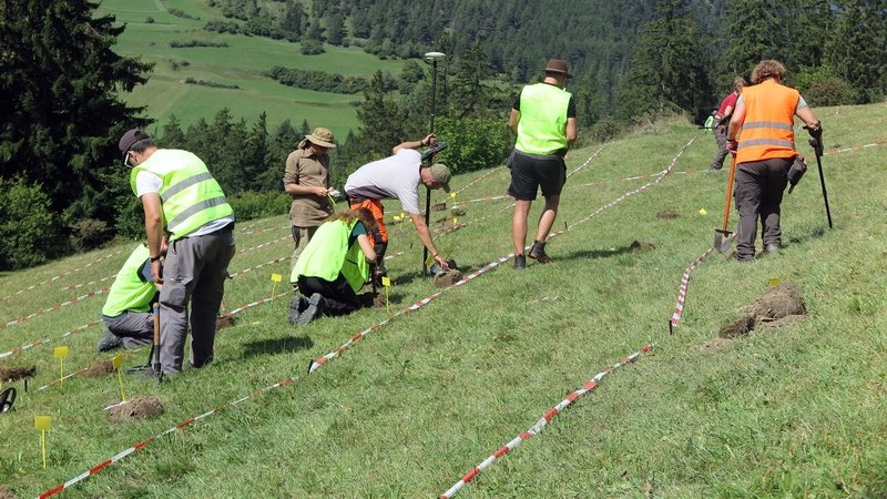 Arqueólogos vasculham solo suíço para recuperar artefatos e reconstruir um pouco da história do país. (Fonte: Archäologischer Dienst Graubünden/ Divulgação)