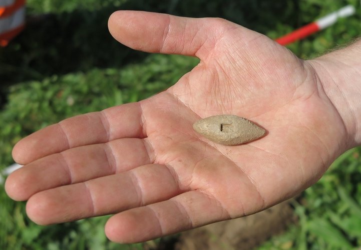 Bala de estilingue encontrada no local. (Fonte: Archäologischer Dienst Graubünden/ Divulgação)