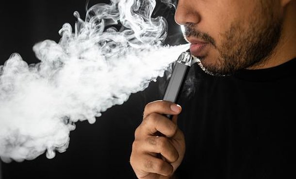 Além de afetar a saúde de diversas outras formas, o uso de cigarros e vapes podem contribuir com a infertilidade masculina. (Fonte: GettyImages/ Reprodução)