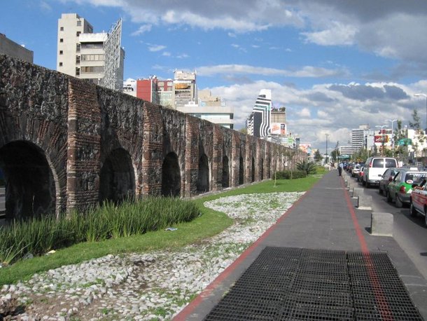 Restos do Aqueduto de Chapultepec na Cidade do México. (Fonte: Wikimedia Commons)